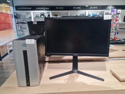 un ordinateur de bureau posé sur une table en bois