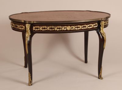 une image représentant une table ornée de motifs noirs et dorés