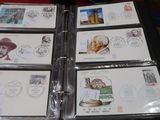 une collection de timbres rangée dans un album posé sur une table