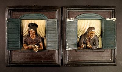 Paire de panneaux de plâtre figurant en haut relief des pers…