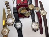 de nombreux modèles de montres exposés sur une table