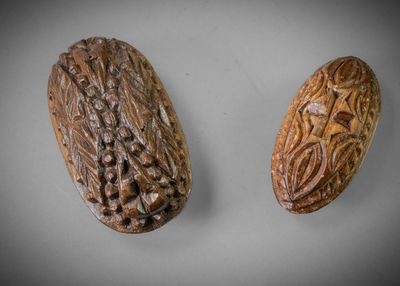 deux sculptures en bois représentant un oiseau et un nid d'oiseau