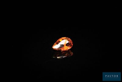 un diamant orange dans l'obscurité
