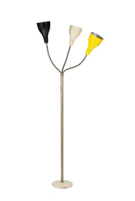 un lampadaire noir, jaune et blanc muni de trois abat-jours