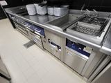 une cuisine avec beaucoup de vaisselle sur le comptoir