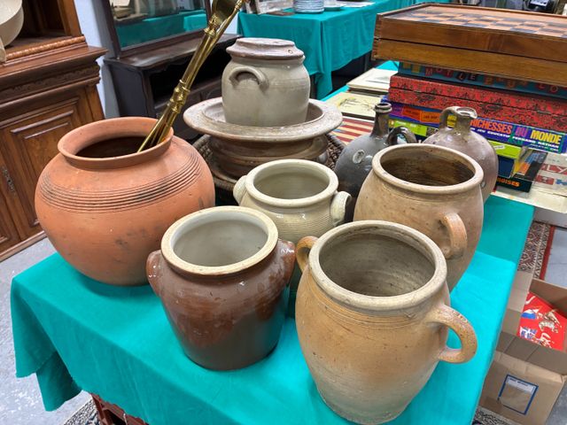 Lot de pots à graisse, bouteilles, pots à sel et divers couvercle...