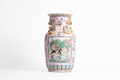 CHINE, XXe Grand vase de forme balustre à col évasé, en porc…