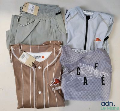 Trois chemises et pantalons pour hommes sont posés sur une table