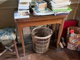 une petite table sur laquelle se trouve un panier rempli de livres