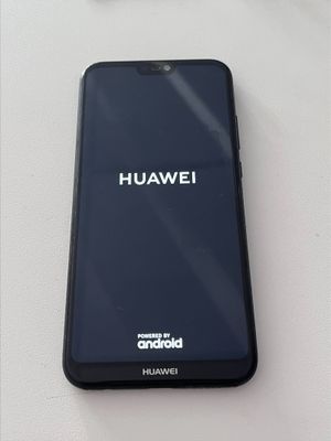 un gros plan d'un téléphone portable posé sur une table à côté d'un autre téléphone portable