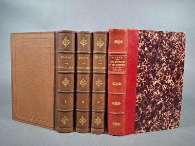 trois livres superposés sur une table
