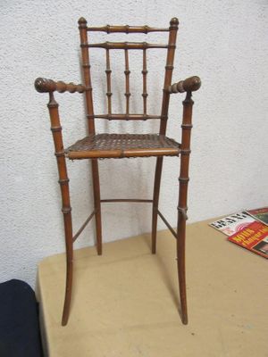 une chaise en bois posée sur une table