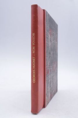 deux livres posés côte à côte sur une surface blanche