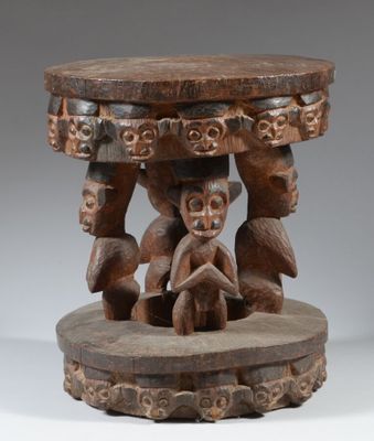 une vieille table en bois avec des sculptures sur le plateau