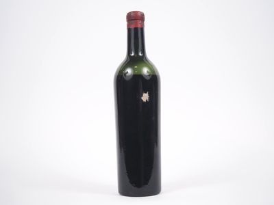 une bouteille de vin posée sur une table