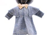 un mannequin vêtu d'un manteau bleu et d'un nœud papillon