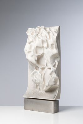 sculpture en marbre blanc représentant la tête d'une femme, posée sur un socle en métal