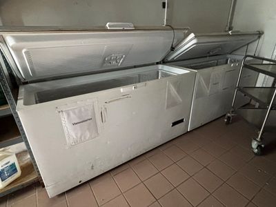 un congélateur posé au milieu d'une cuisine