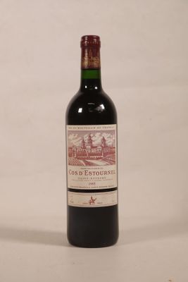 une bouteille de vin posée sur une table