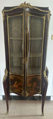 une vitrine en verre ornée de garnitures dorées