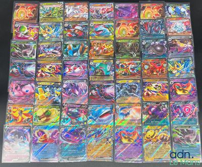une pile de cartes pokemon posée sur une table