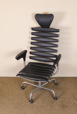 une photo d'une chaise en cuir noir