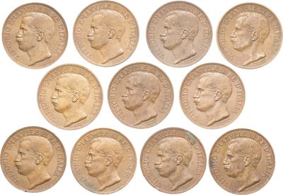 un gros plan sur un tas de pièces de monnaie présentant des faces différentes