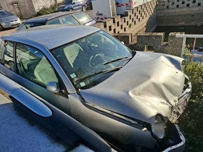 une voiture accidentée qui est garée sur le parking