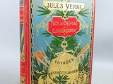 un vieux livre à la couverture rouge posé sur une table