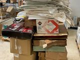 une pile de cartons posée sur une palette au milieu d'une pièce