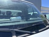 une camionnette blanche avec un pare-brise et plusieurs sièges à l'intérieur
