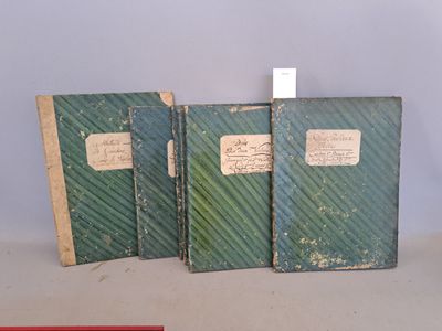 trois vieux livres posés sur une table l'un à côté de l'autre