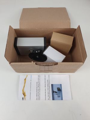 une boîte en carton contenant un appareil photo et d'autres objets