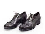 chaussures en cuir marron à lacets sur fond blanc