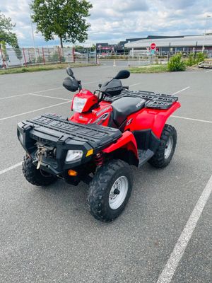 une photo d'un quad rouge dans un parking
