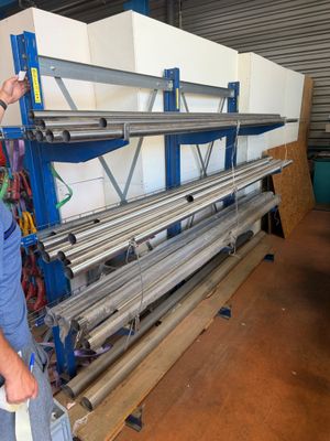 un homme qui se tient à côté d'une machine