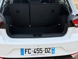 l'arrière d'une voiture blanche dont le coffre est ouvert, sur la route