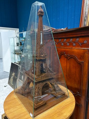 Maquette en bois peint de la Tour Eiffel. Sous globe en verre. Th...
