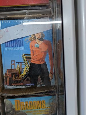 de nombreux livres exposés dans une vitrine de magasin
