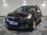 la voiture noire est garée sur un sol en damier dans le garage