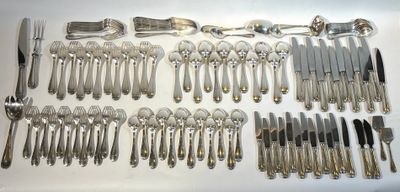Partie de ménagère en métal argenté à décor noeud de ruban e…