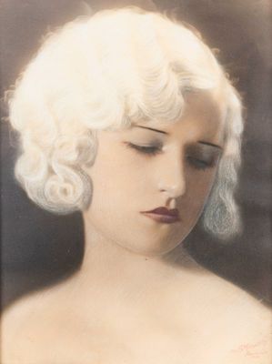portrait d'une femme aux cheveux blancs vêtue d'une robe blanche
