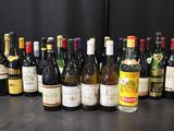 Des bouteilles de vin sont alignées sur une table devant un fond noir.
