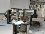 une machine posée sur un chariot à l'intérieur d'un bâtiment