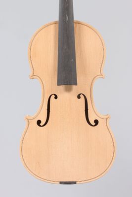 un vieux violon avec un fond en bois et un archet noir