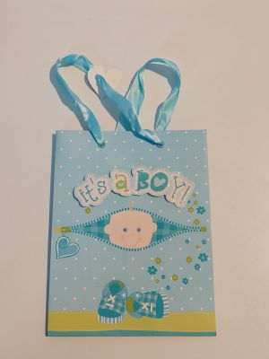 un sac cadeau bleu orné d'une image représentant un bébé