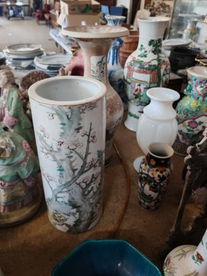 de nombreux vases posés sur une table