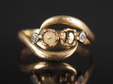 une image représentant une bague en or sertie de deux diamants blancs