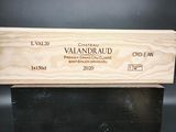 La boîte en bois contient une bouteille de Valandraud.
