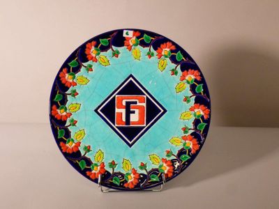 une assiette avec un dessin sur une table